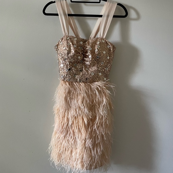 3/$20 Junior Dress RAMEPAGE Sequined with feather hem, Tag says Size 5 - Picture 3 of 13